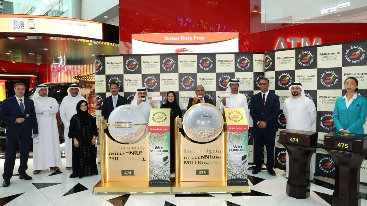 Два удачливых победителя делят джекпот лотереи