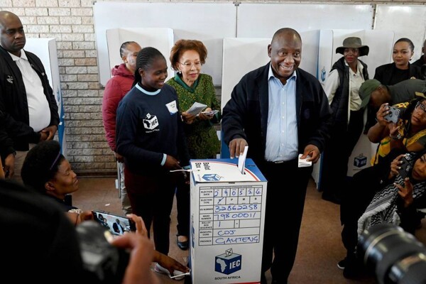 Южноафриканцы голосуют на законодательных выборах в условиях высокой конкуренции